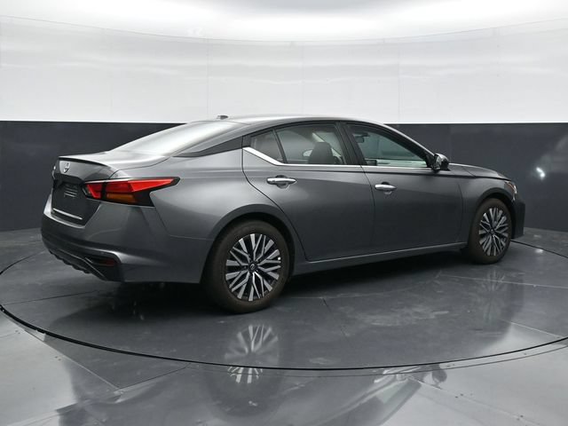 Used 2025 Nissan Altima 2.5 SV FWD image 2