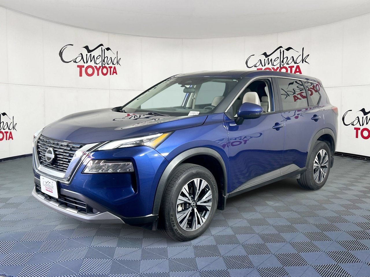Used 2023 Nissan Rogue SV FWD image 2