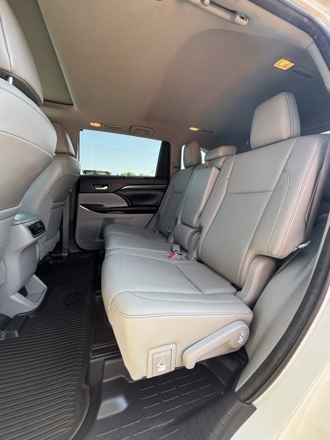 Used 2017 Toyota Highlander Limited image 12