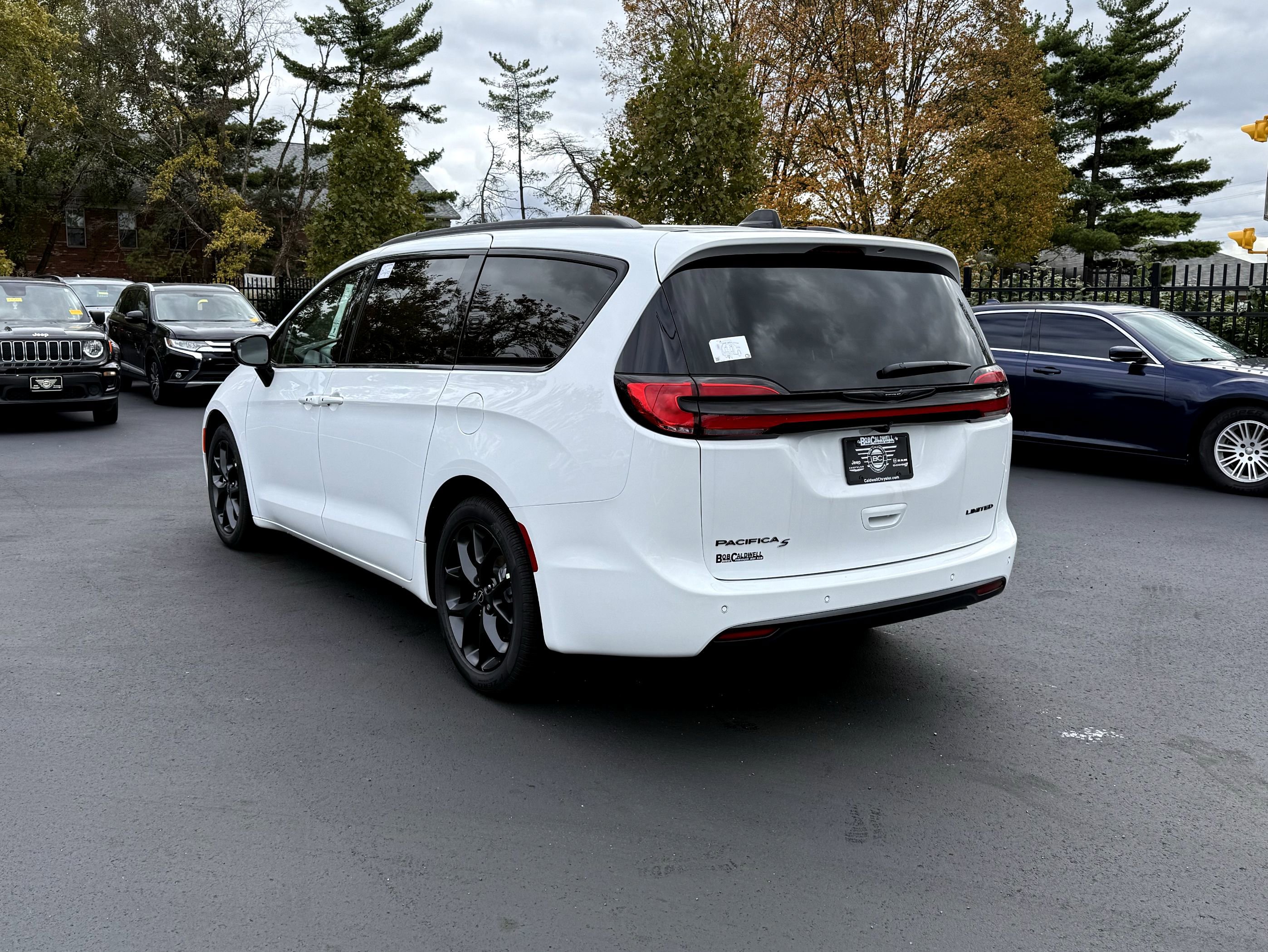 New 2026 Chrysler Pacifica Limited image 7