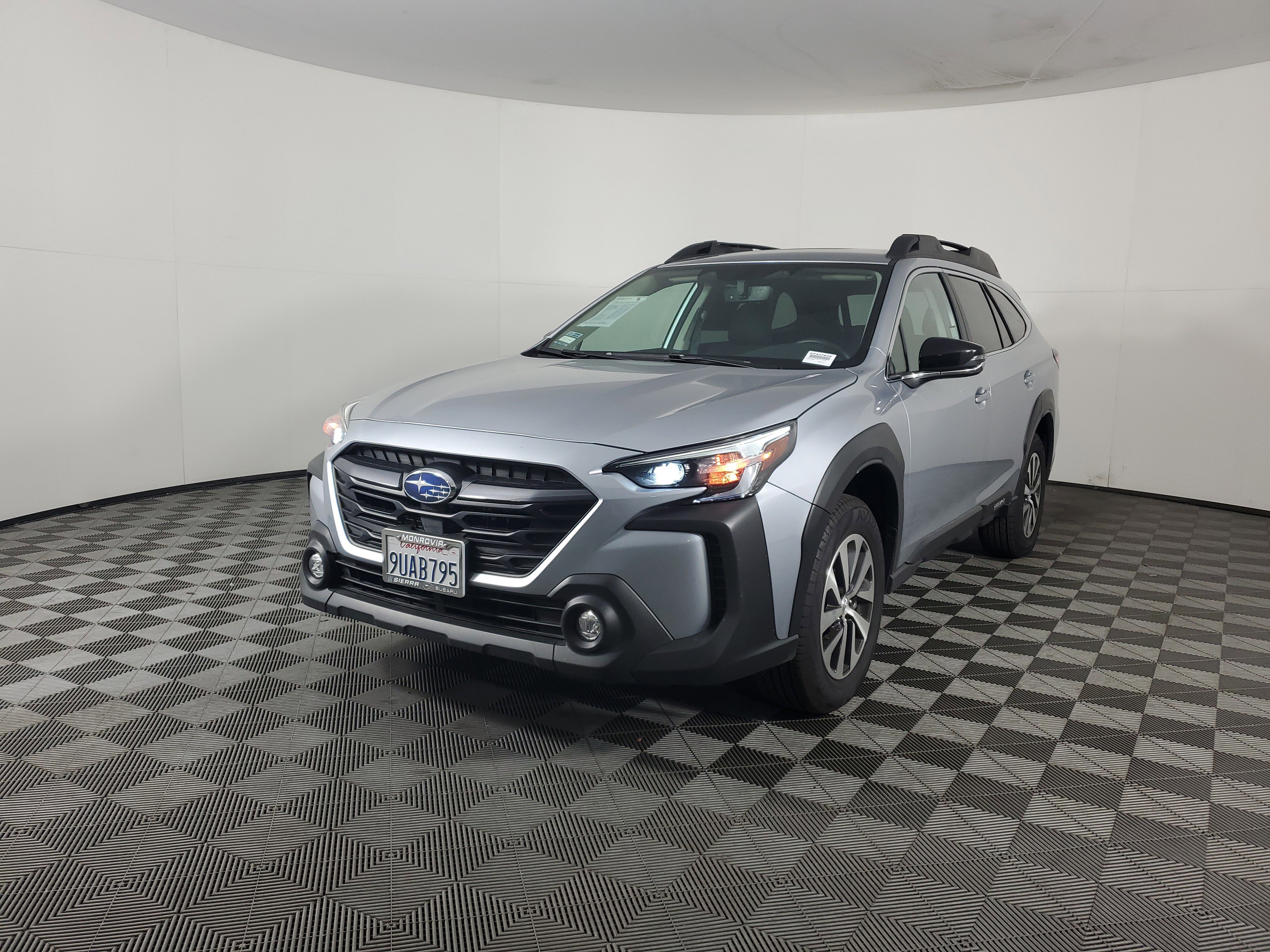 Used 2025 Subaru Outback Premium image 8