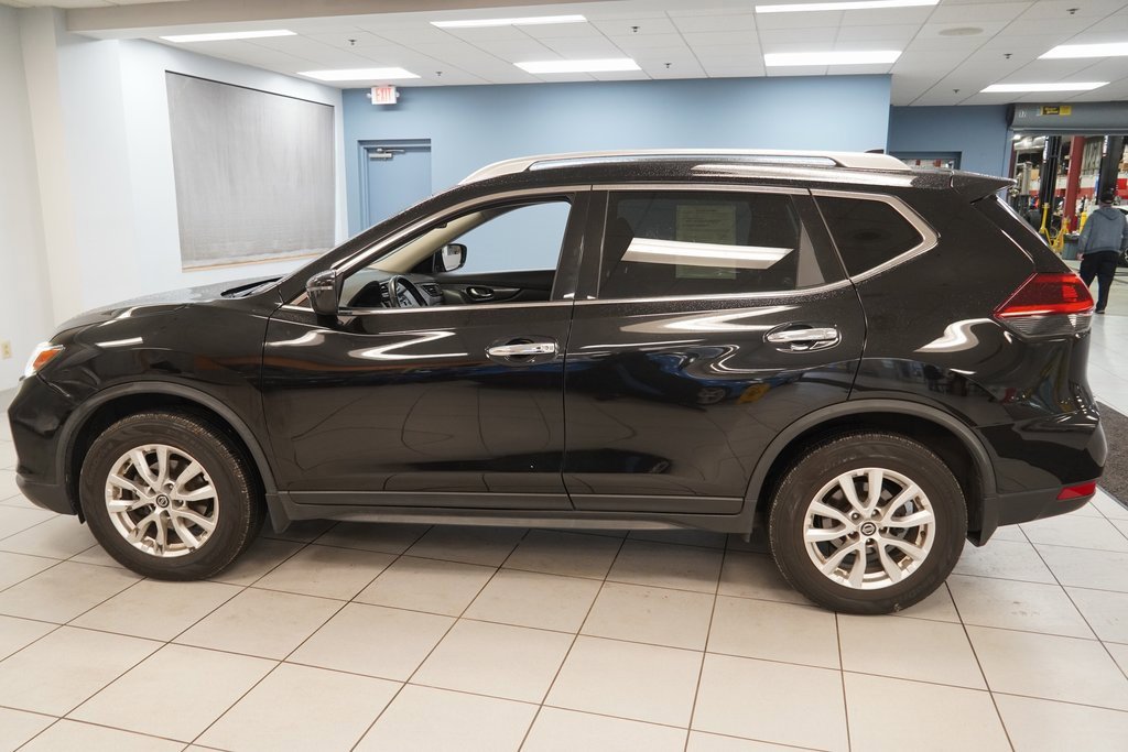 Used 2020 Nissan Rogue SV image 2