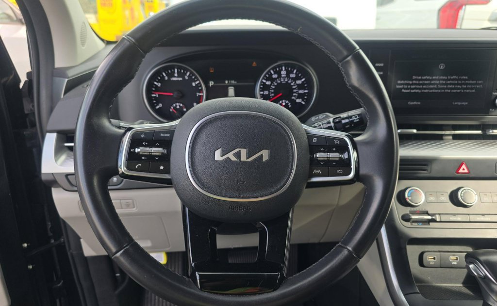 Used 2024 Kia Carnival LX FWD image 6