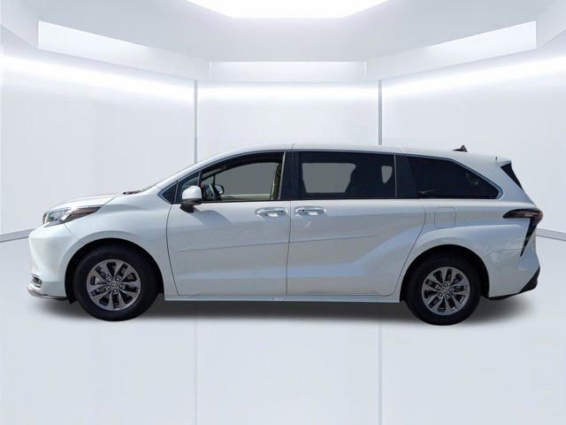 Used 2024 Toyota Sienna XLE image 7