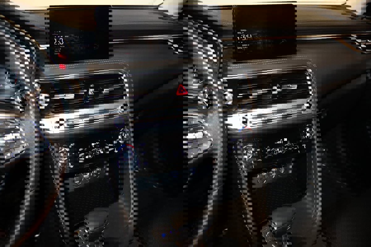 Used 2025 Genesis G70 2.5T image 40