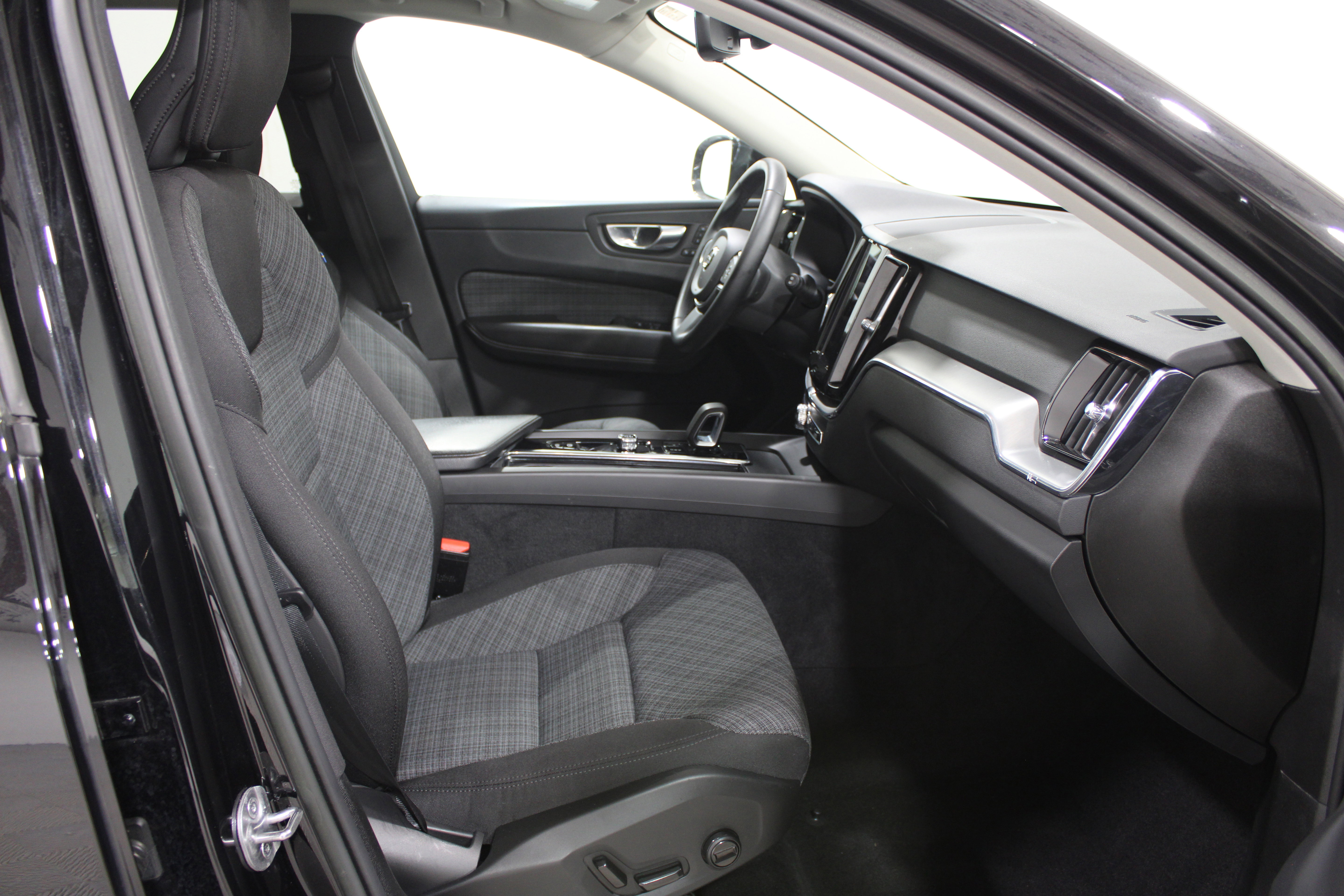 Used 2022 Volvo XC60 B5 Momentum AWD/4WD image 22