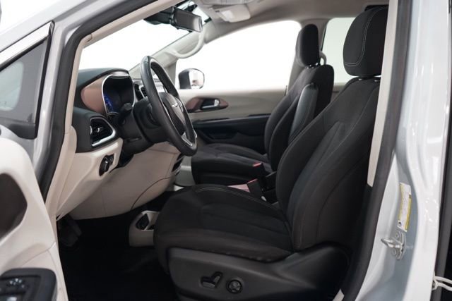 Used 2023 Chrysler Voyager LX FWD image 17