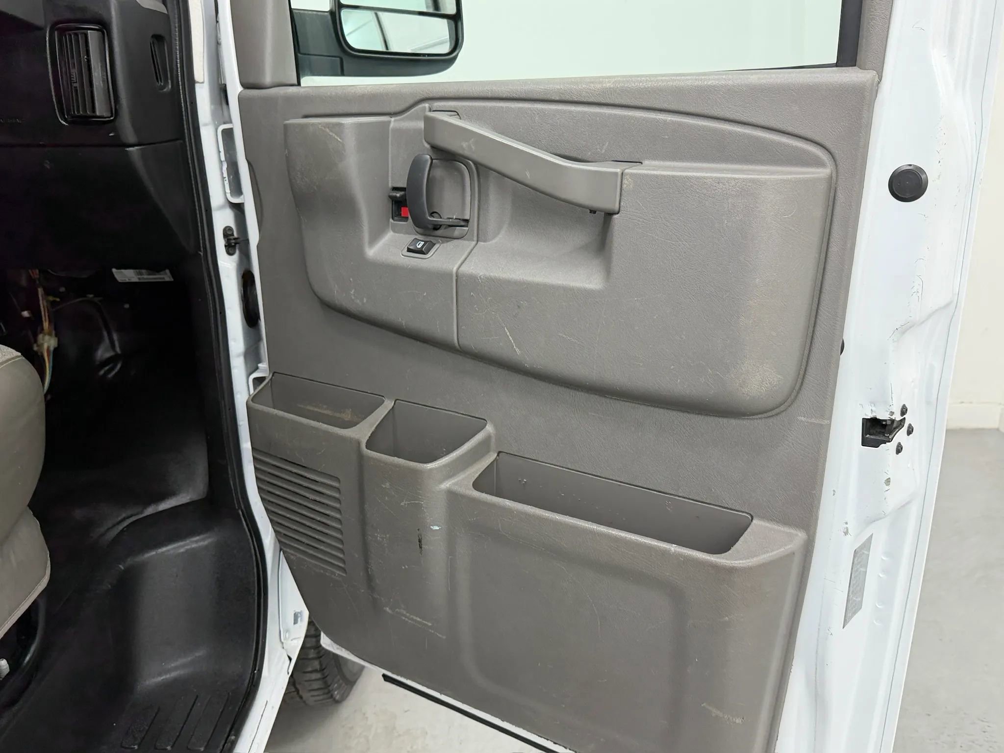 Used 2018 Chevrolet Express 3500 Extended w/ Driver Convenience Package RWD image 15