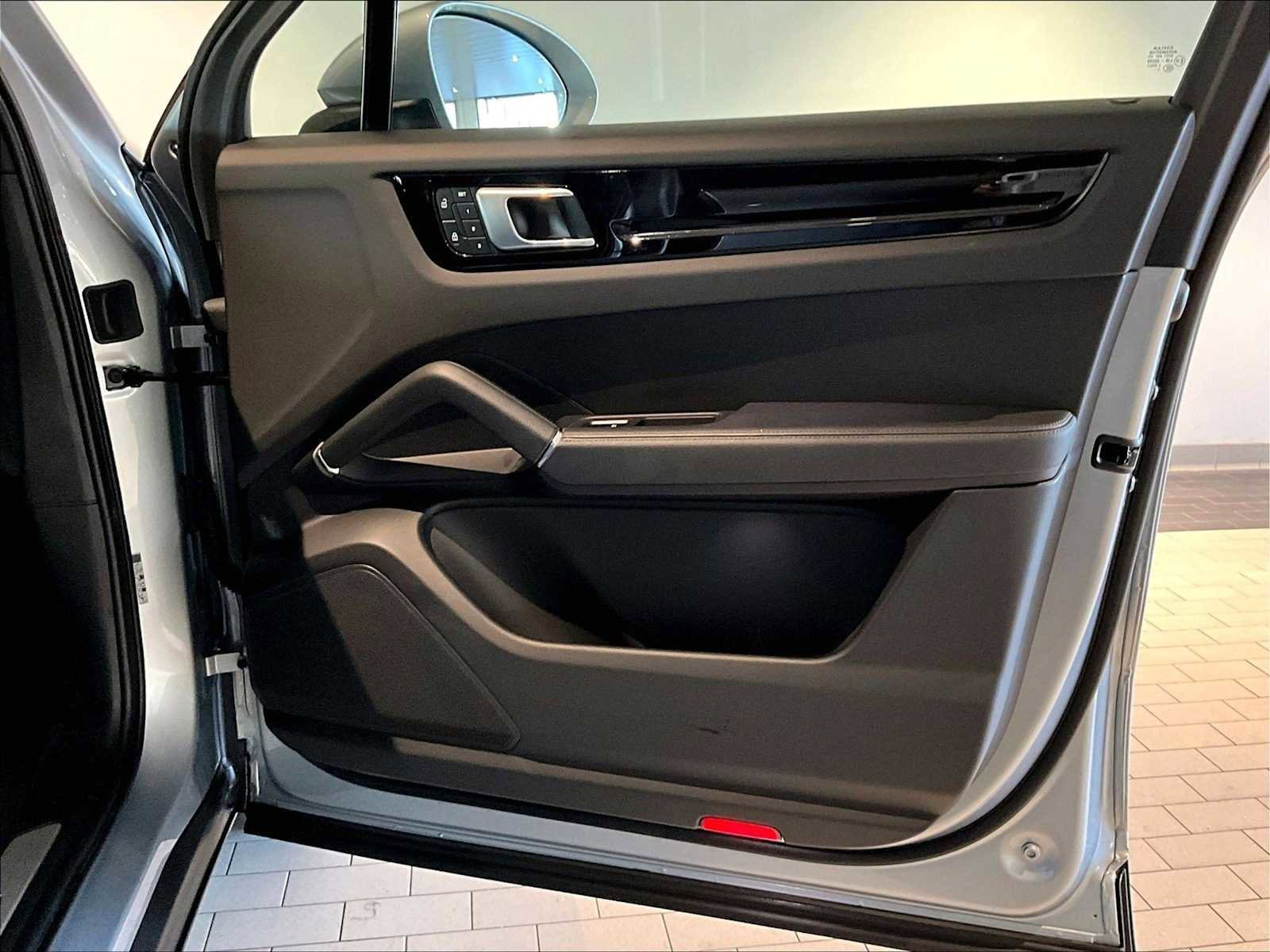 Used 2023 Porsche Cayenne image 27