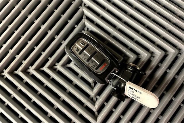 Used 2025 Chrysler Pacifica Limited image 11