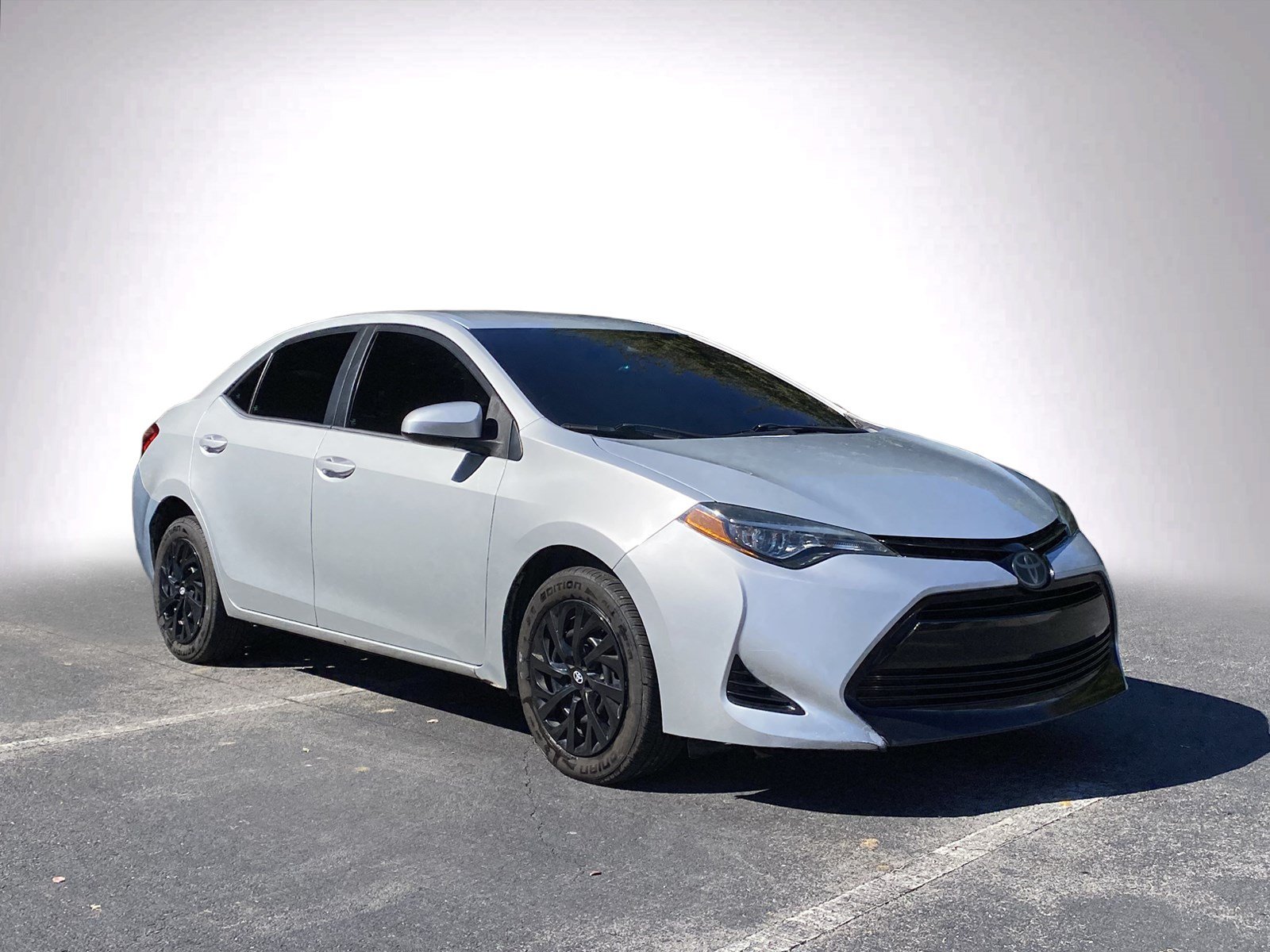 Used 2018 Toyota Corolla LE FWD image 2