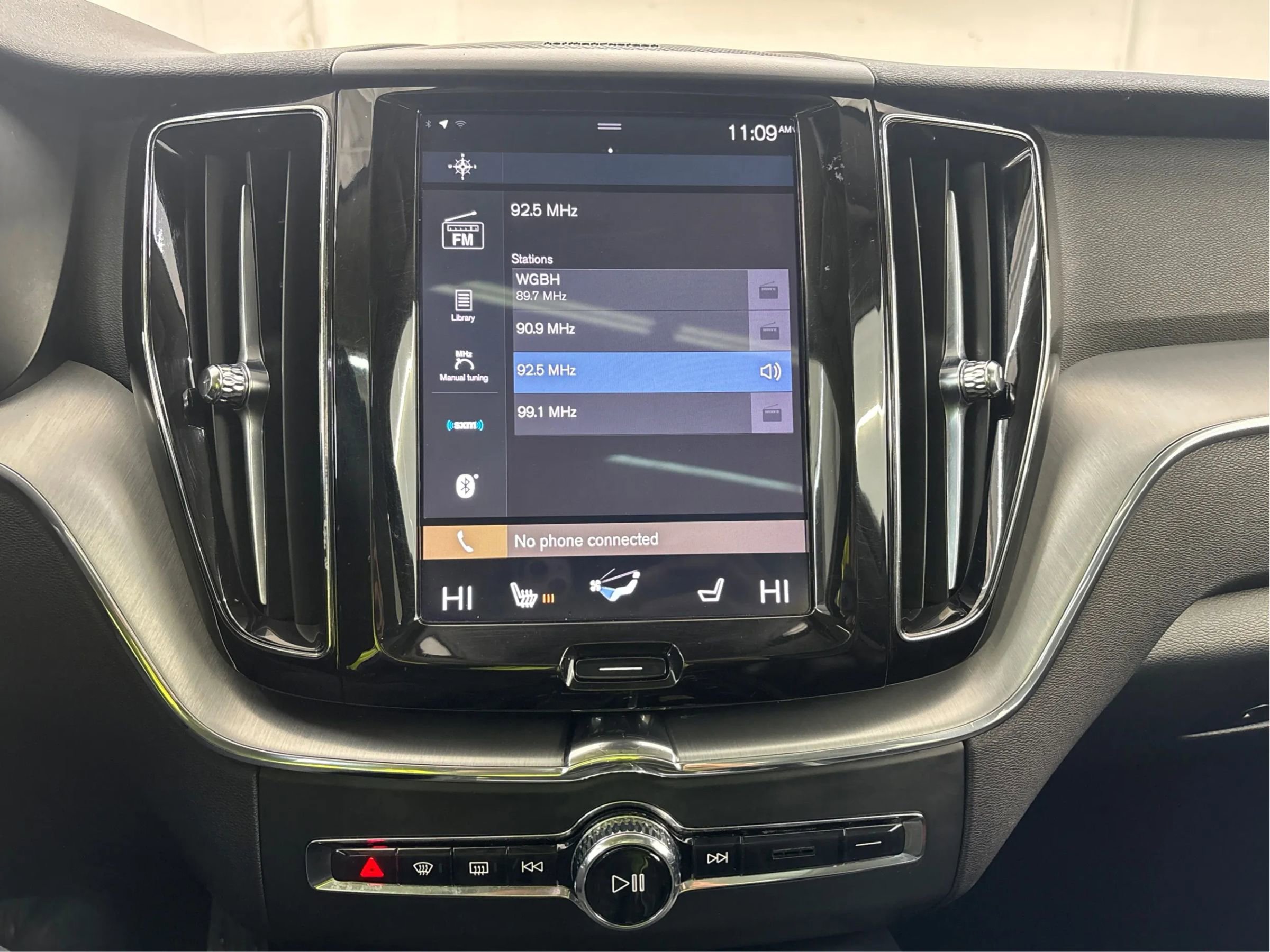 Used 2019 Volvo XC60 T5 Momentum w/ Multimedia Package image 19