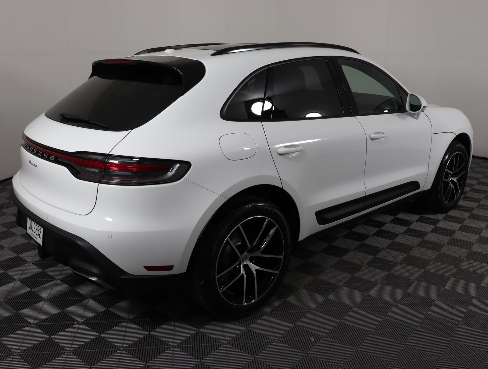 Used 2025 Porsche Macan image 9