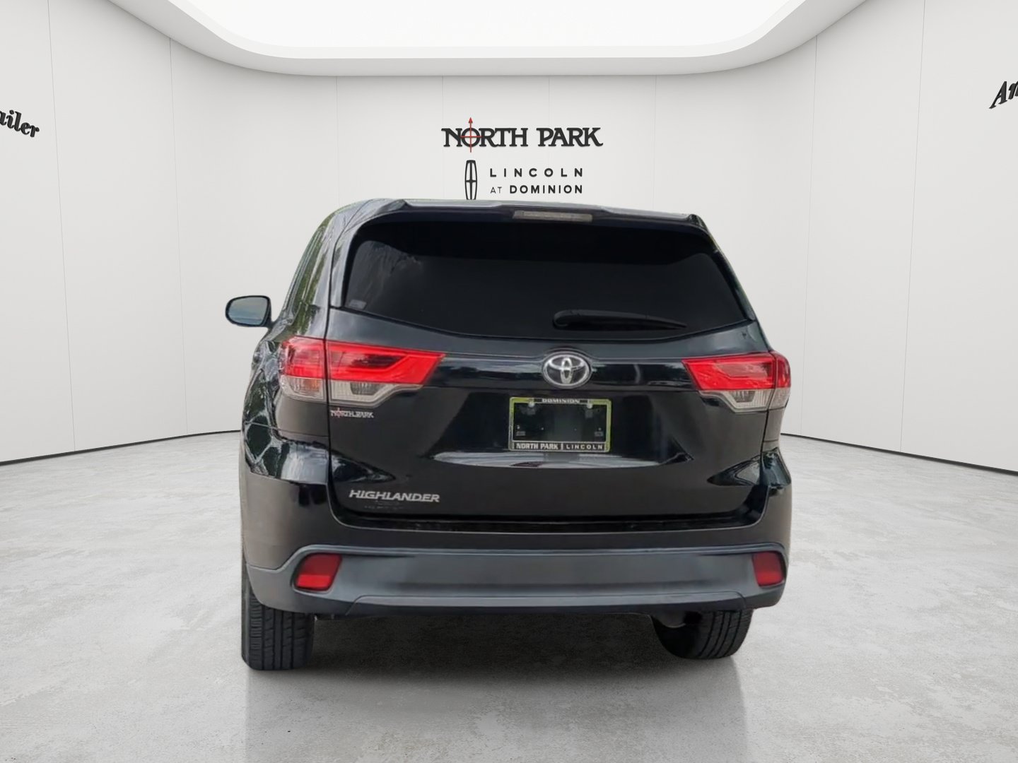 Used 2019 Toyota Highlander LE FWD image 4