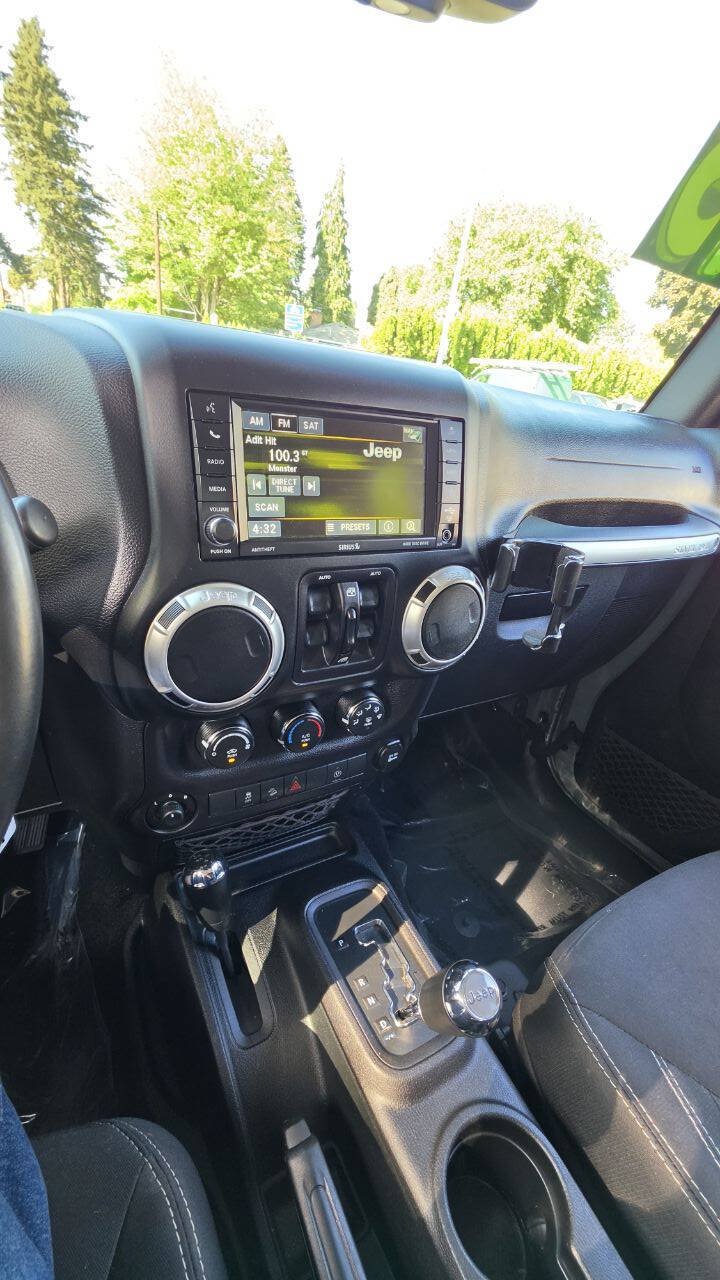 Used 2015 Jeep Wrangler Unlimited Rubicon w/ Connectivity Group AWD/4WD image 16
