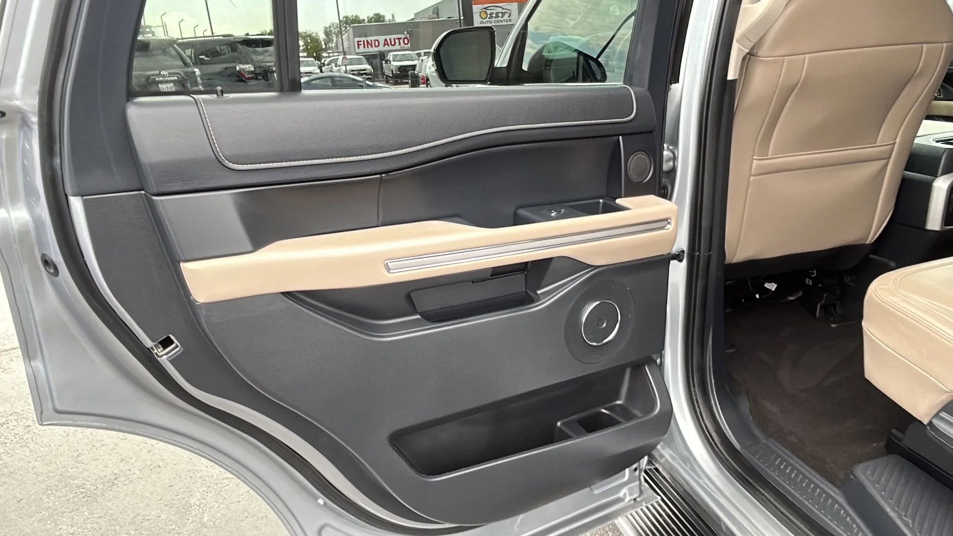 Used 2023 Ford Expedition Limited image 11