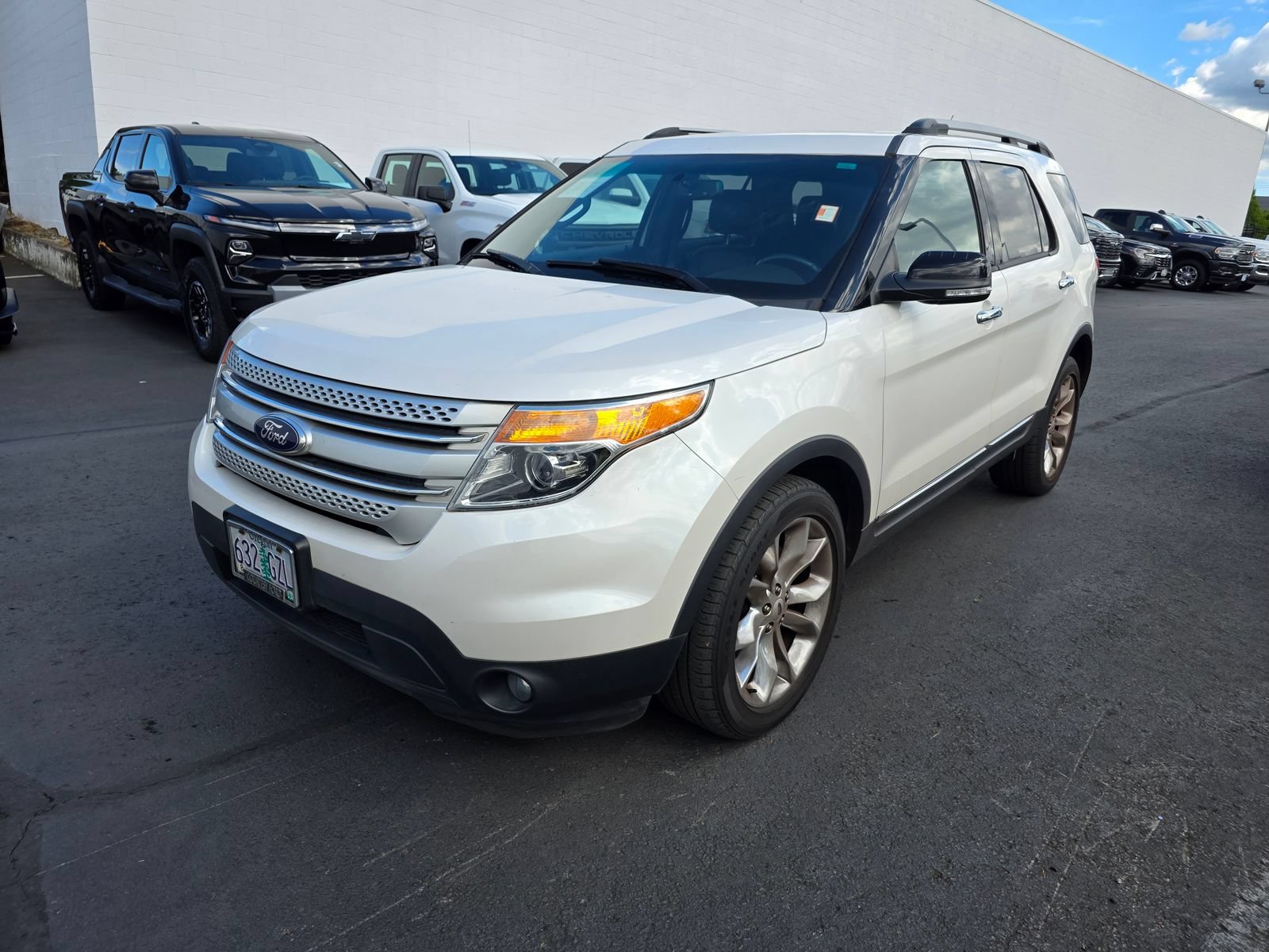 Used 2015 Ford Explorer XLT w/ Equipment Group 202A AWD/4WD image 2