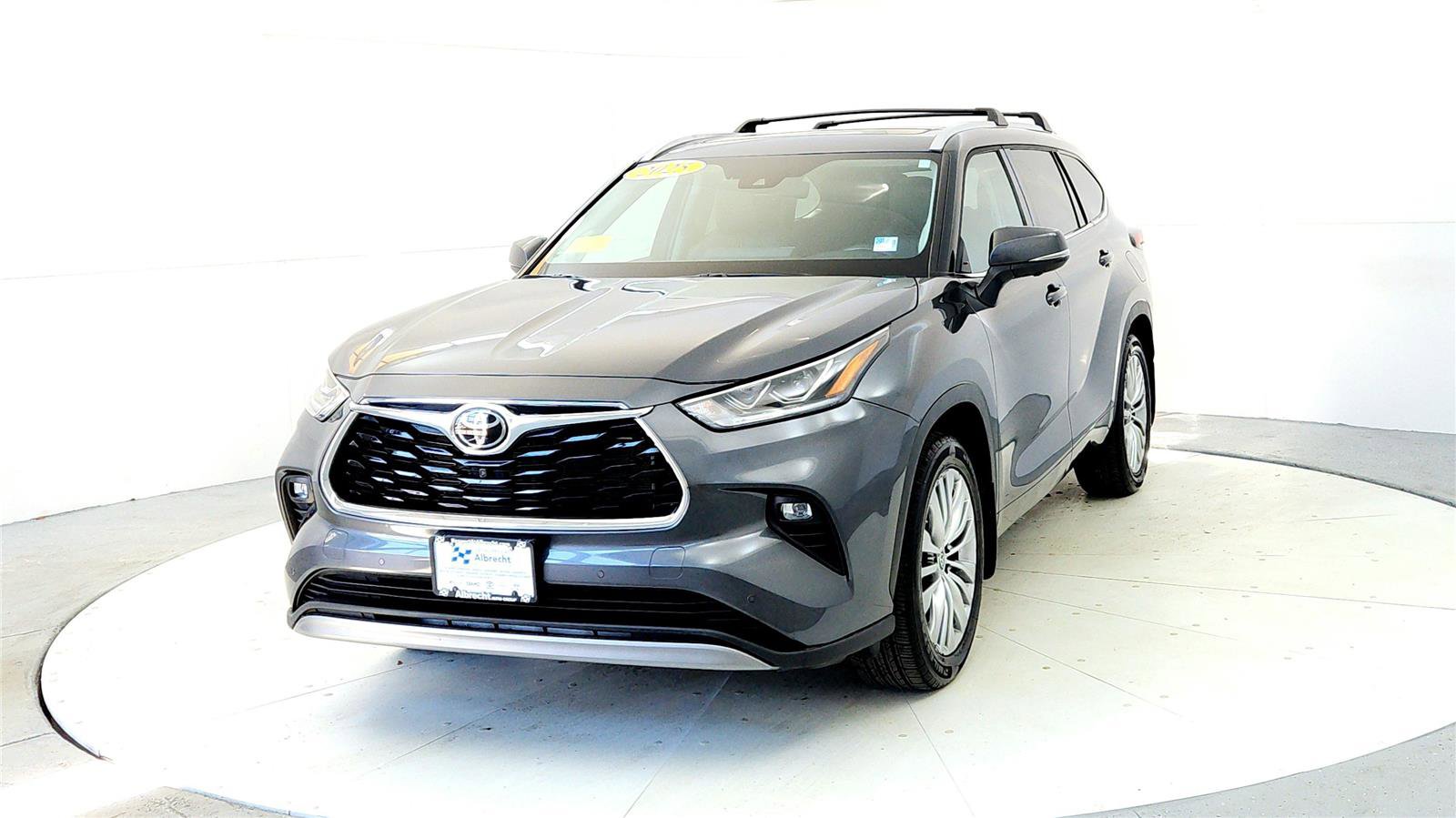 Certified 2025 Toyota Highlander Platinum image 2