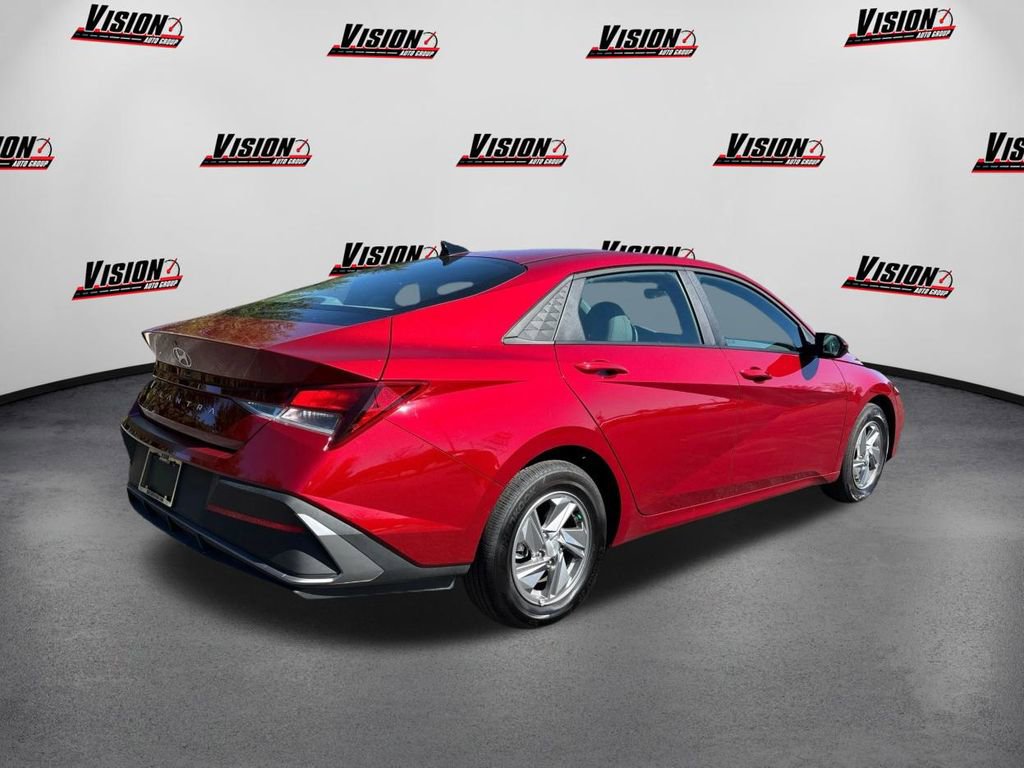 Certified 2025 Hyundai Elantra SE w/ Cargo Package image 5