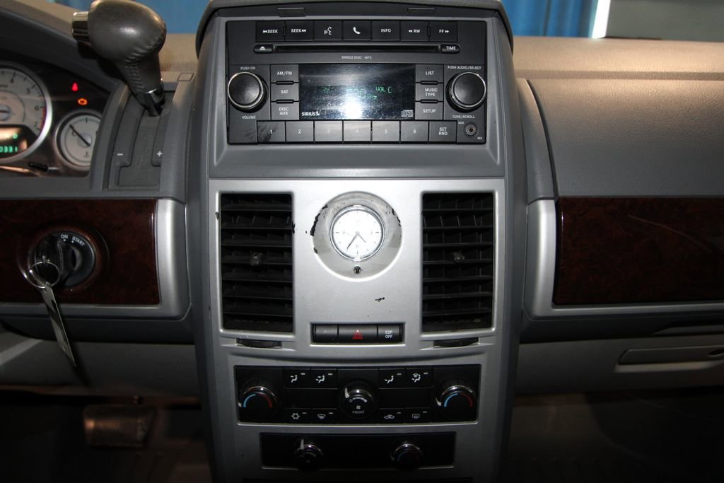 Used 2010 Chrysler Town & Country Touring image 13