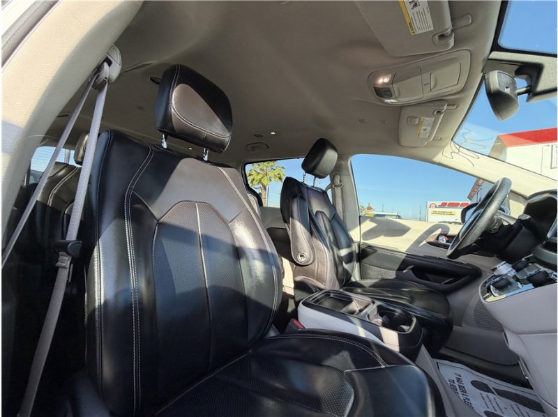 Used 2021 Chrysler Voyager Lxi image 32