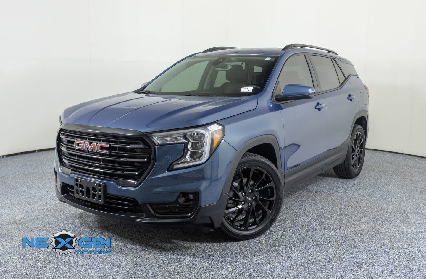 Used 2024 GMC Terrain SLT w/ Infotainment Package II FWD image 3