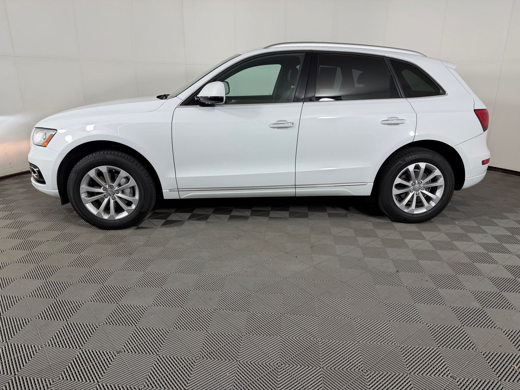 Used 2016 Audi Q5 2.0T Premium Plus w/ Technology Package AWD/4WD image 2
