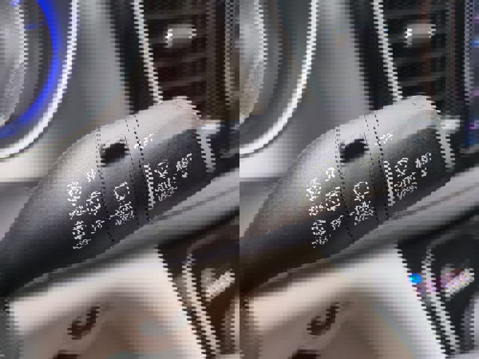 Used 2018 Chrysler Pacifica Limited w/ Tire & Wheel Group FWD image 26