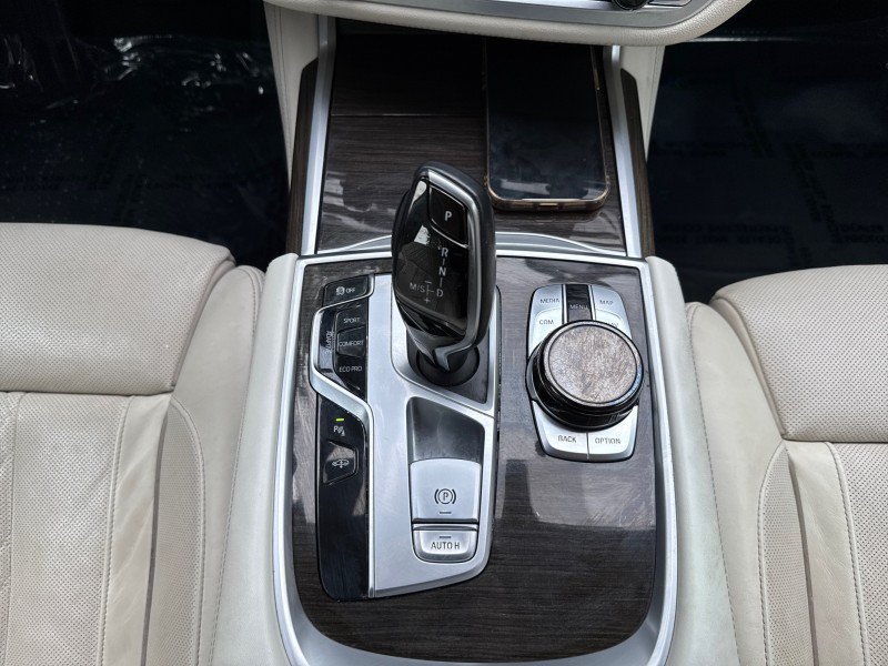 Used 2018 BMW 750i xDrive AWD/4WD image 27