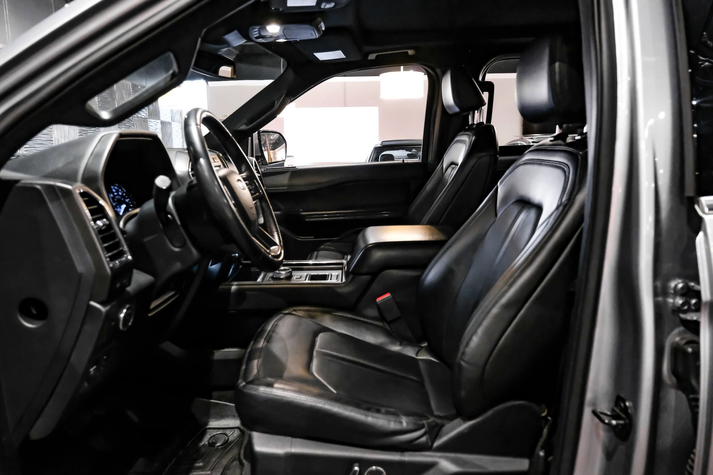 Used 2021 Ford Expedition Limited image 4