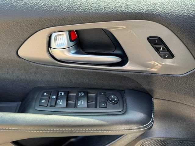Used 2025 Chrysler Pacifica Select FWD image 9