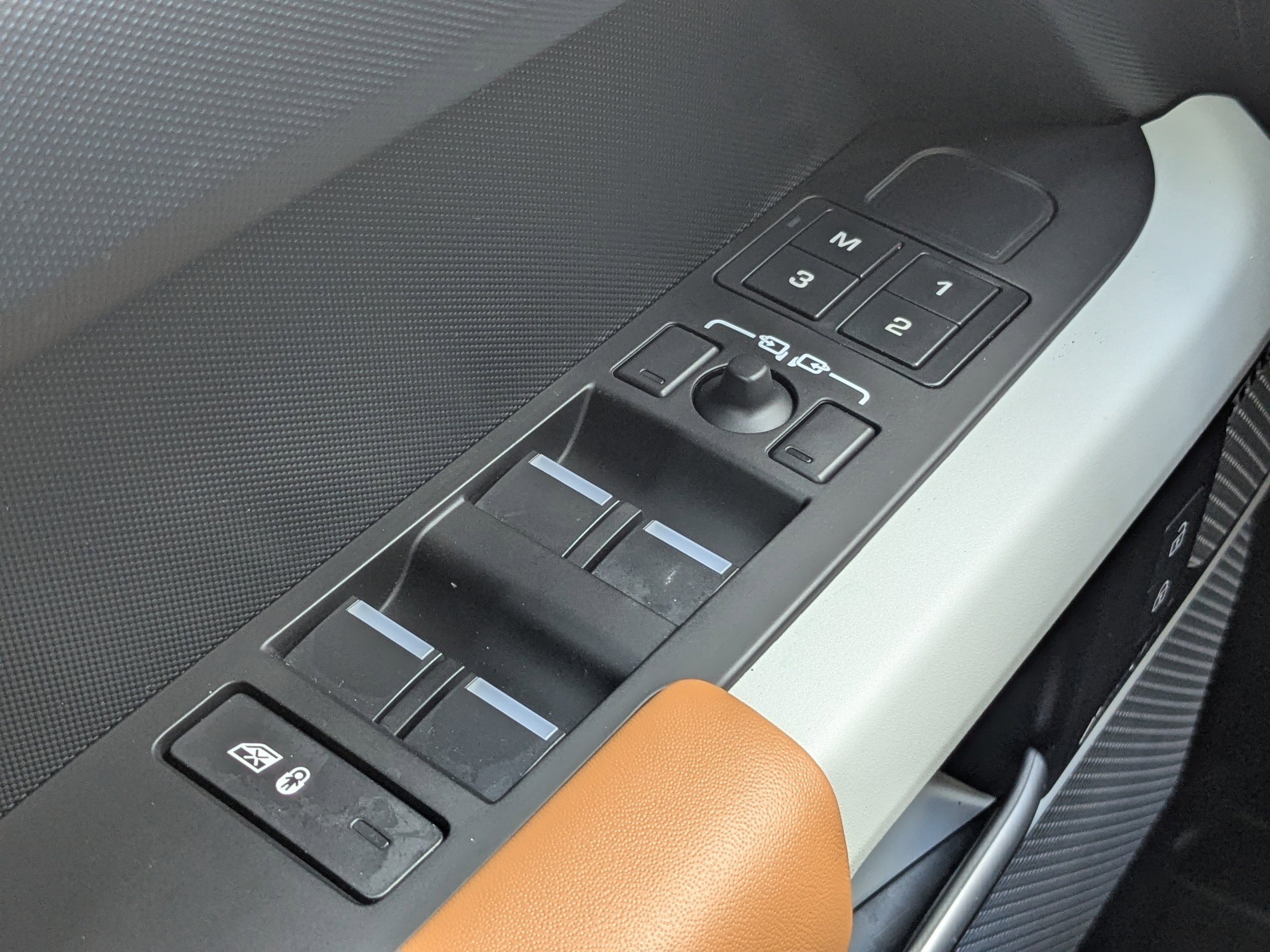 Used 2023 Land Rover Defender 130 First Edition image 27