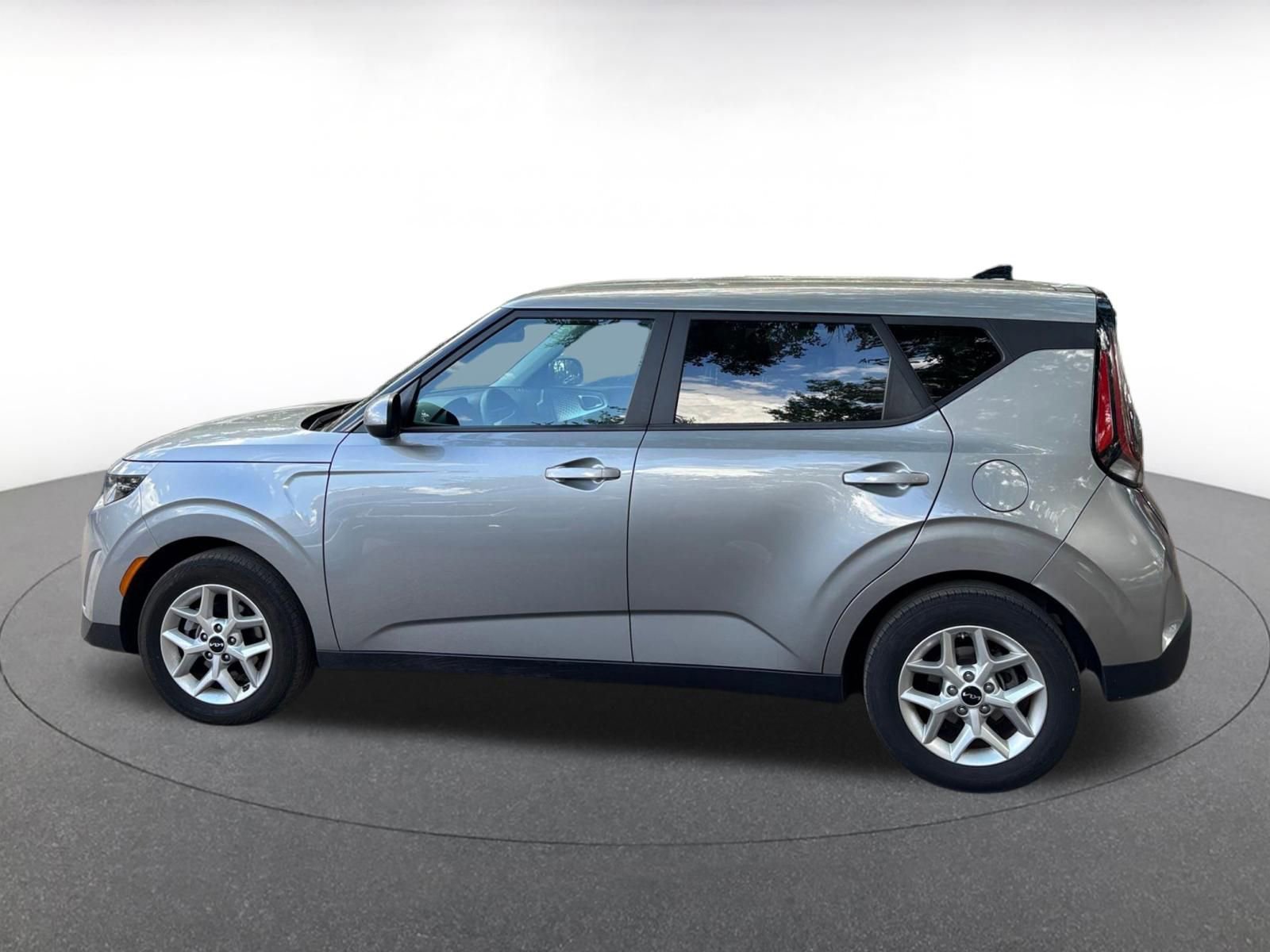 Used 2025 Kia Soul LX w/ LX Technology Package FWD image 4
