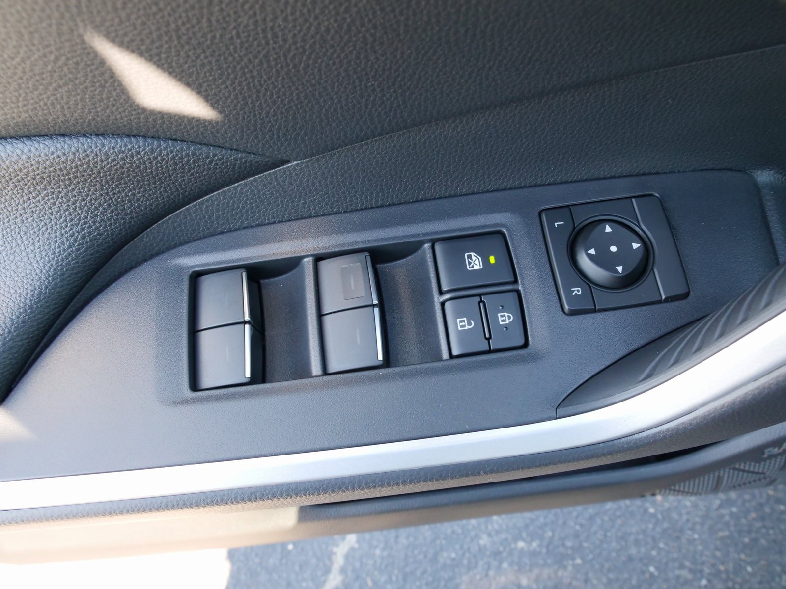 Used 2024 Toyota RAV4 SE image 17