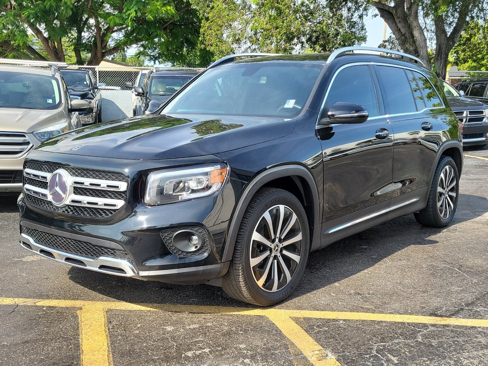Used 2023 Mercedes-Benz GLB 250 w/ Premium Package image 1