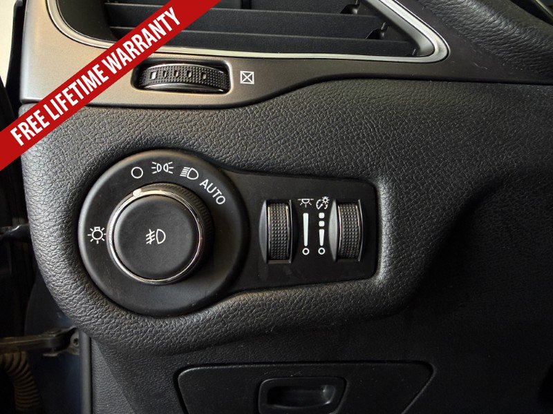 Used 2019 Jeep Cherokee Latitude Plus w/ Cold Weather Group AWD/4WD image 35