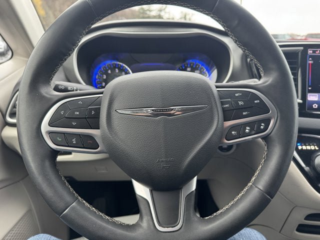 Used 2022 Chrysler Pacifica Touring-L image 17