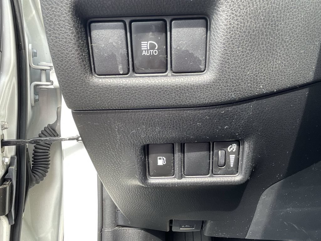 Used 2019 Toyota C-HR LE FWD image 17