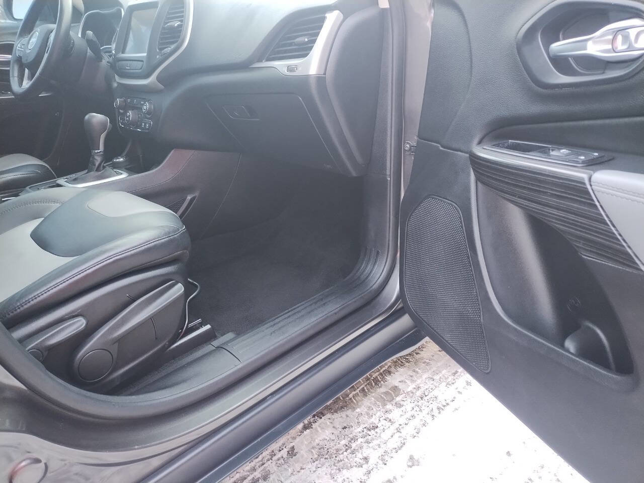 Used 2014 Jeep Cherokee Limited image 25