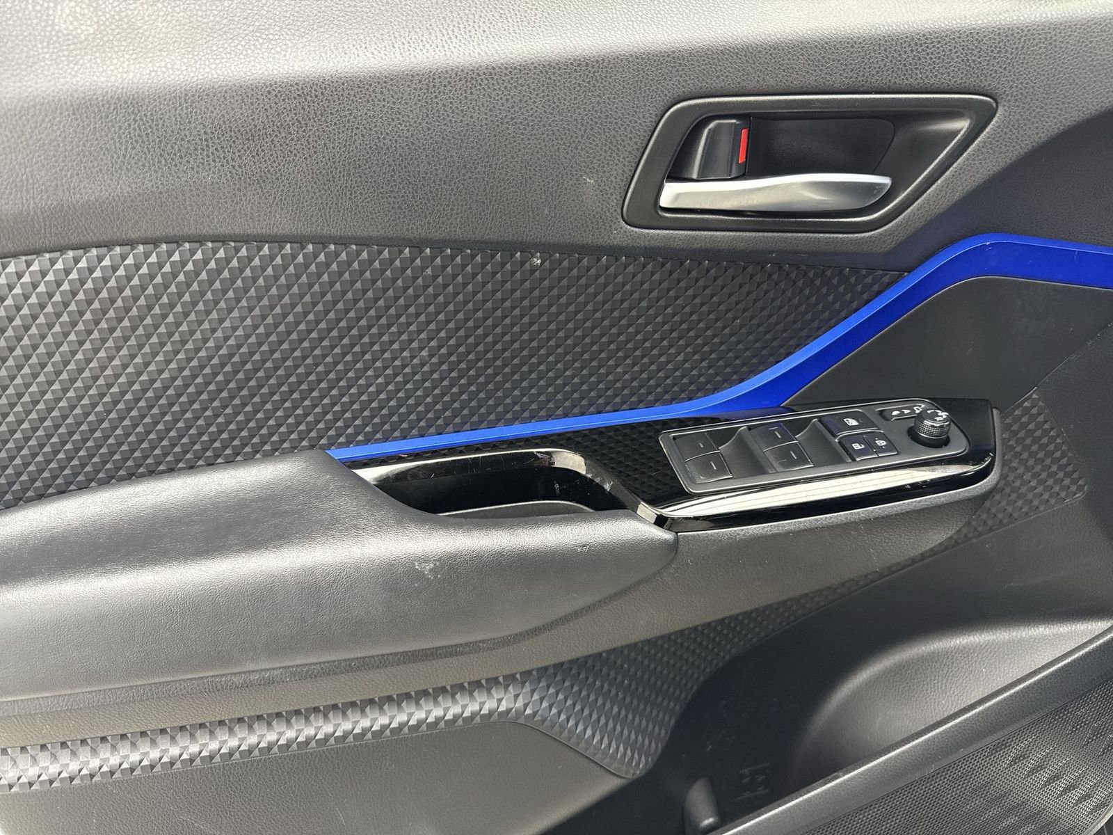 Used 2021 Toyota C-HR XLE image 26