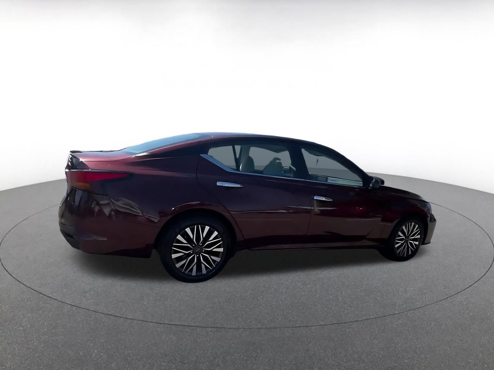 Used 2025 Nissan Altima 2.5 SV FWD image 15
