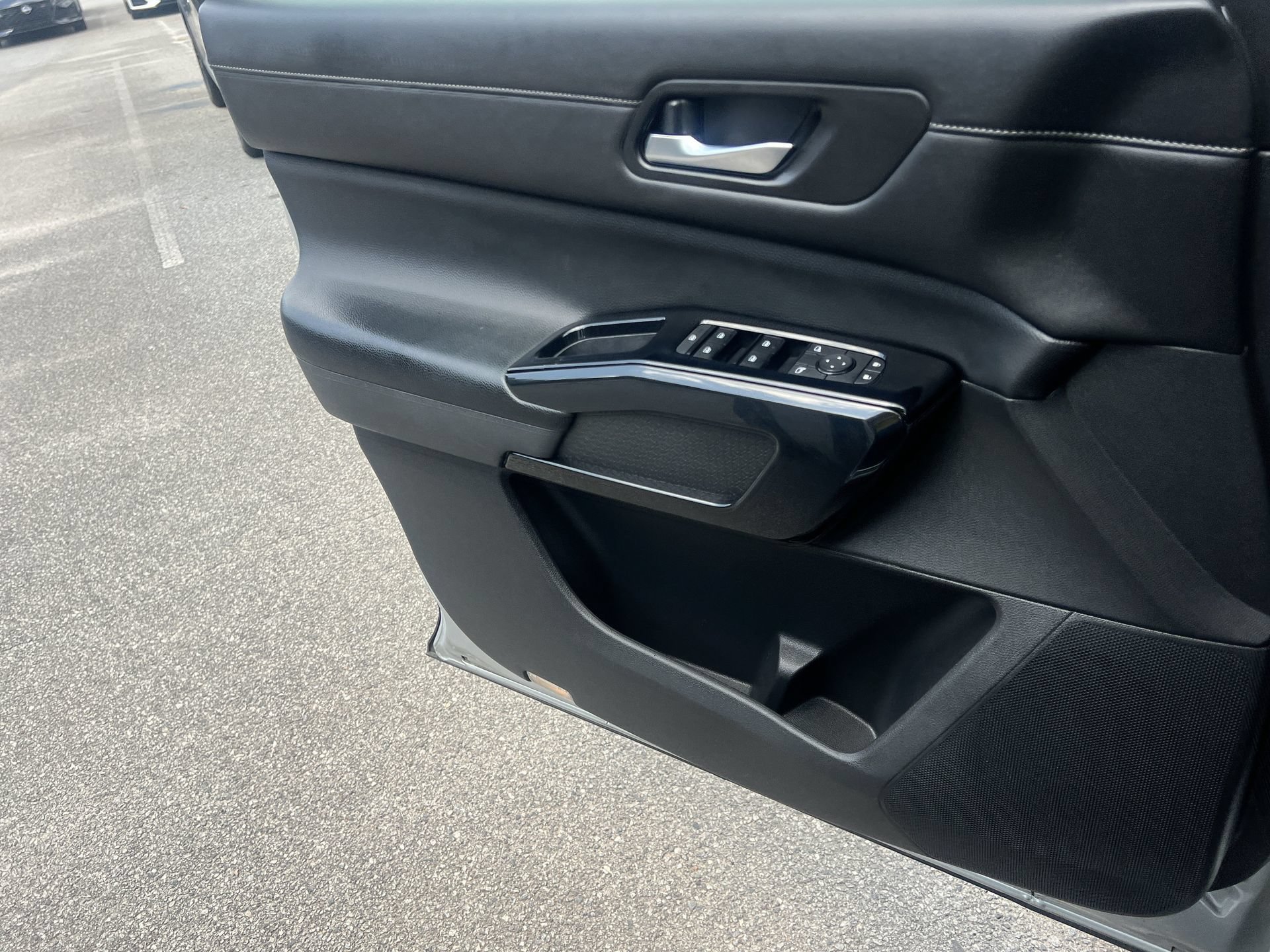 Used 2022 Nissan Pathfinder SV FWD image 12