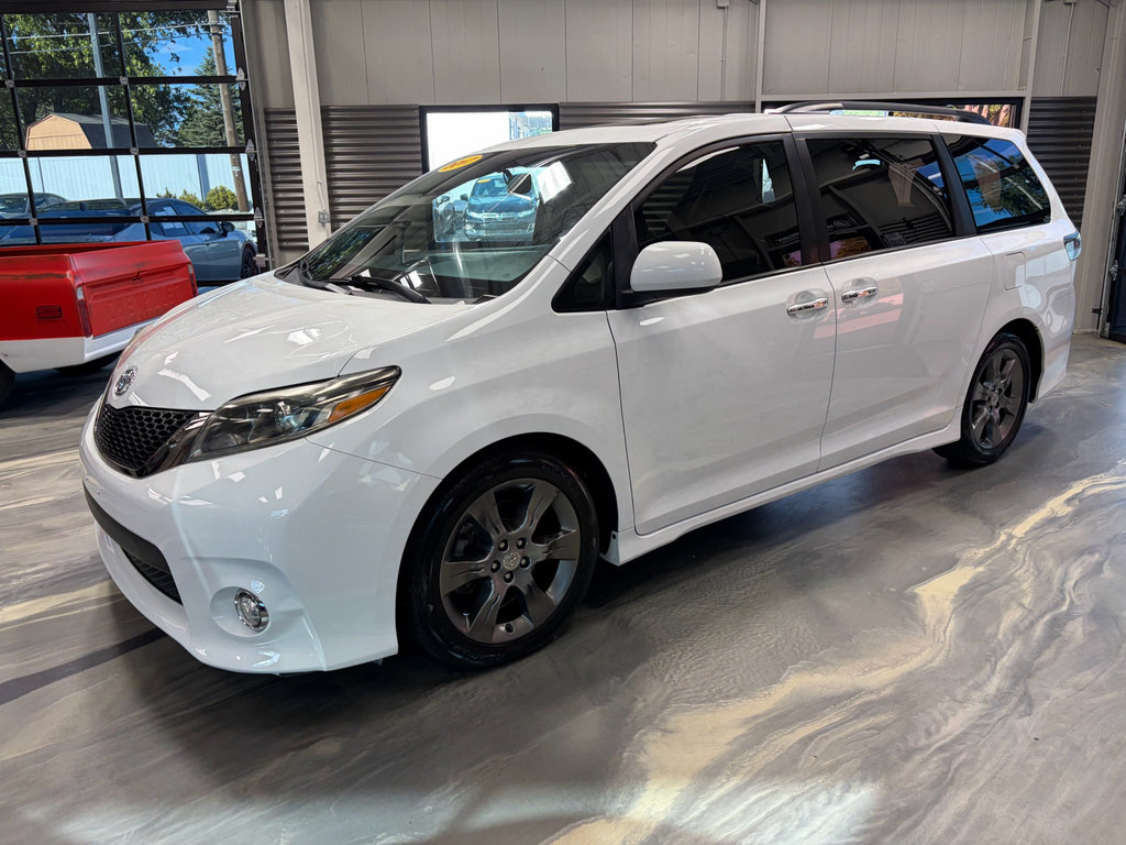 Used 2017 Toyota Sienna SE FWD image 38