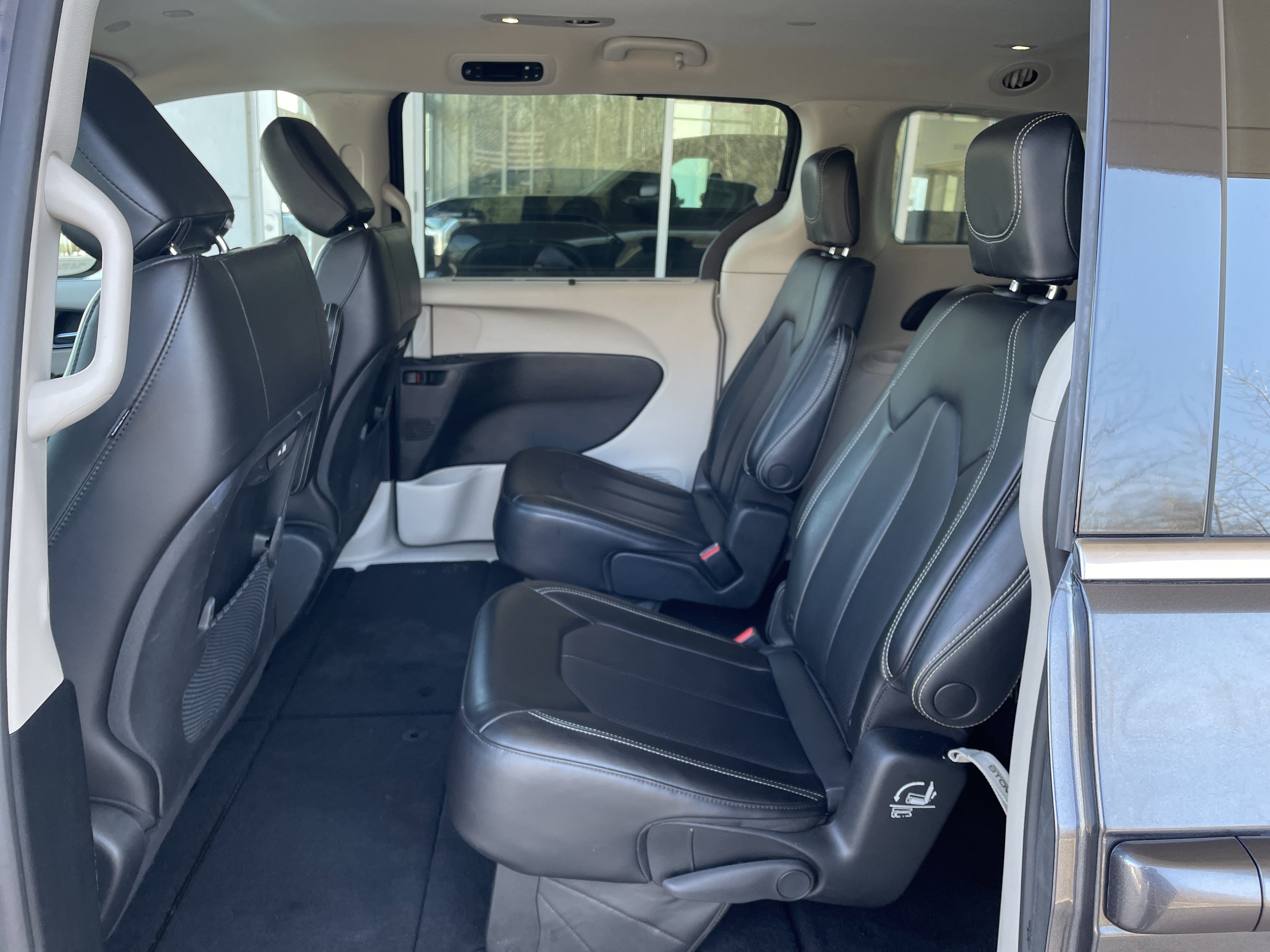 Used 2023 Chrysler Pacifica Touring-L image 18