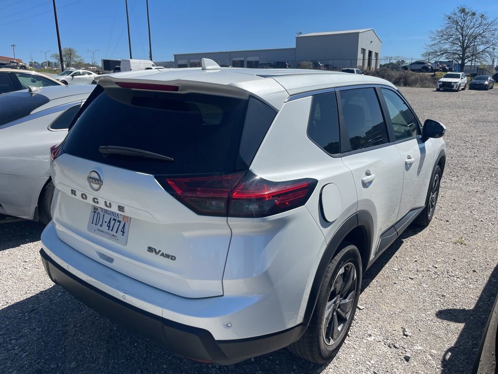 Used 2024 Nissan Rogue SV image 3