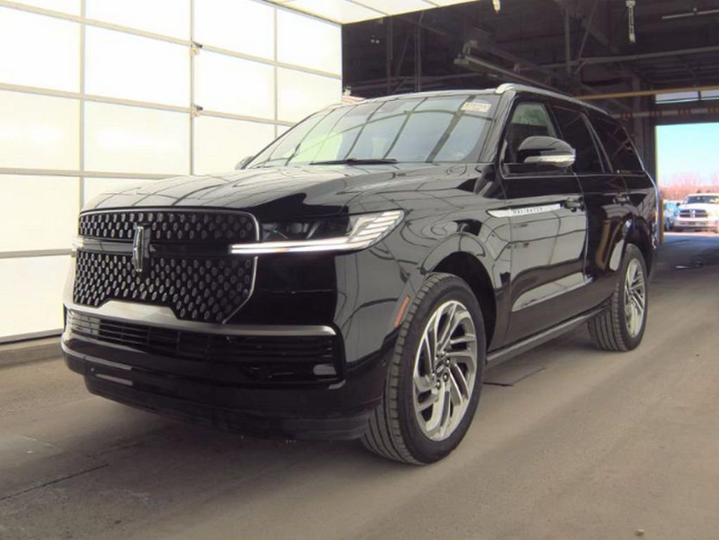 Used 2025 Lincoln Navigator Reserve image 2