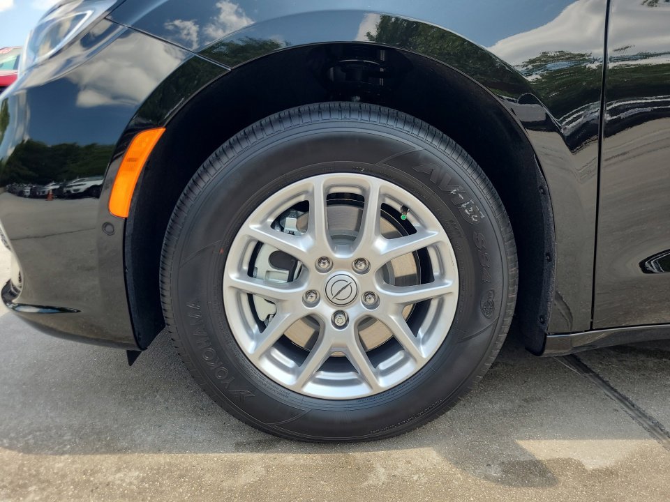 New 2025 Chrysler Pacifica Select image 27