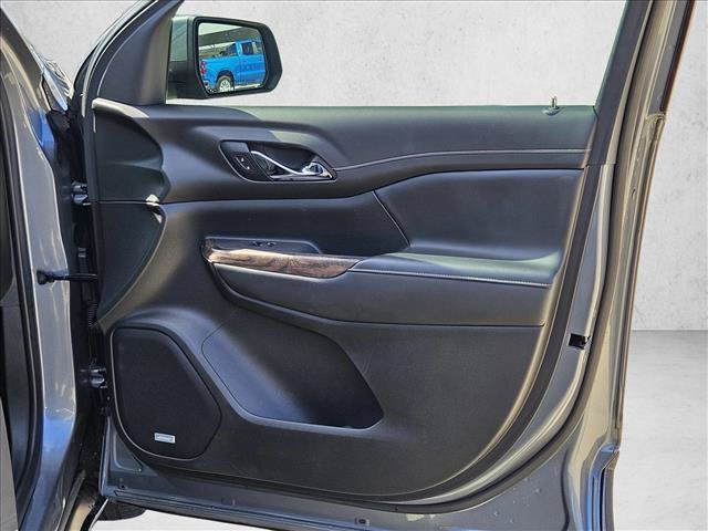 Used 2021 GMC Acadia Denali w/ Denali Technology Package FWD image 9