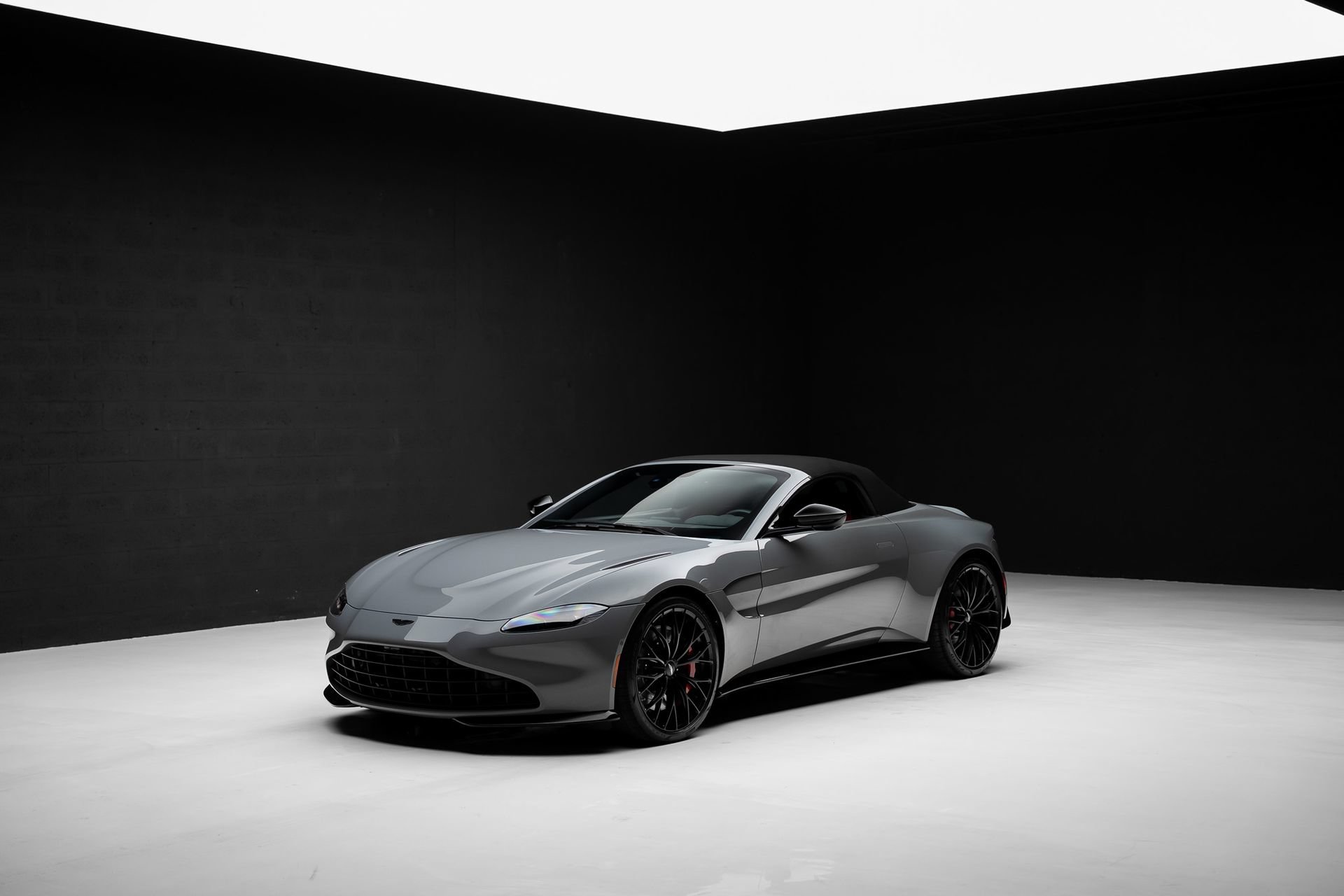 Used 2023 Aston Martin V8 Vantage Roadster RWD image 4