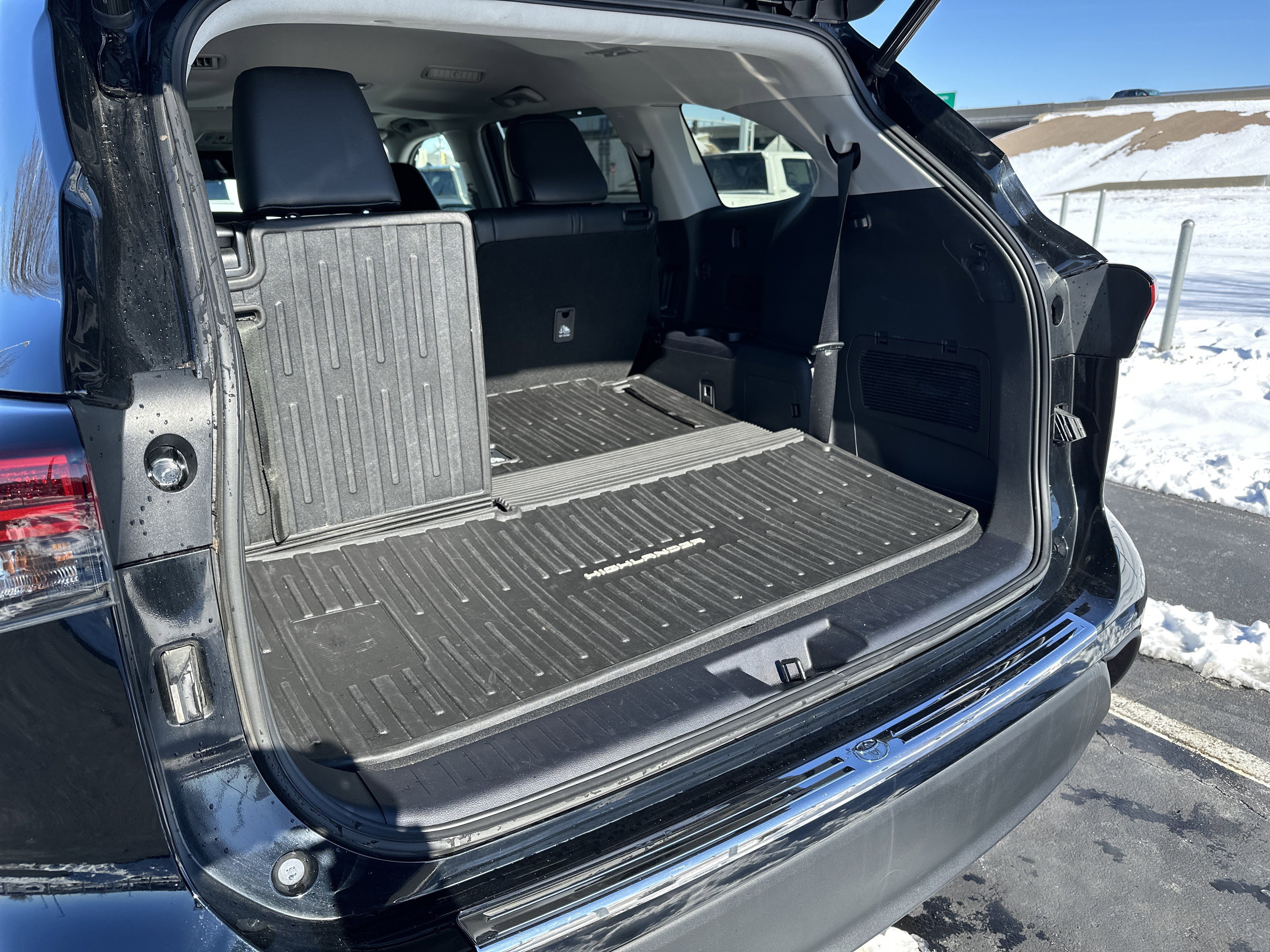 Used 2022 Toyota Highlander XLE image 32